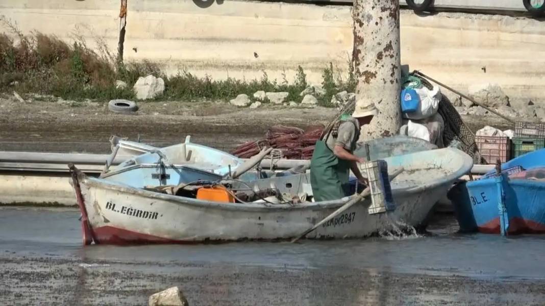 Eğirdir Gölü’nde Tekneler Karaya Vurdu! Balıkçılık Bitmek Üzere 1